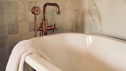 2 продукта с кухни отмоют ванну до блеска: они есть почти в каждом доме