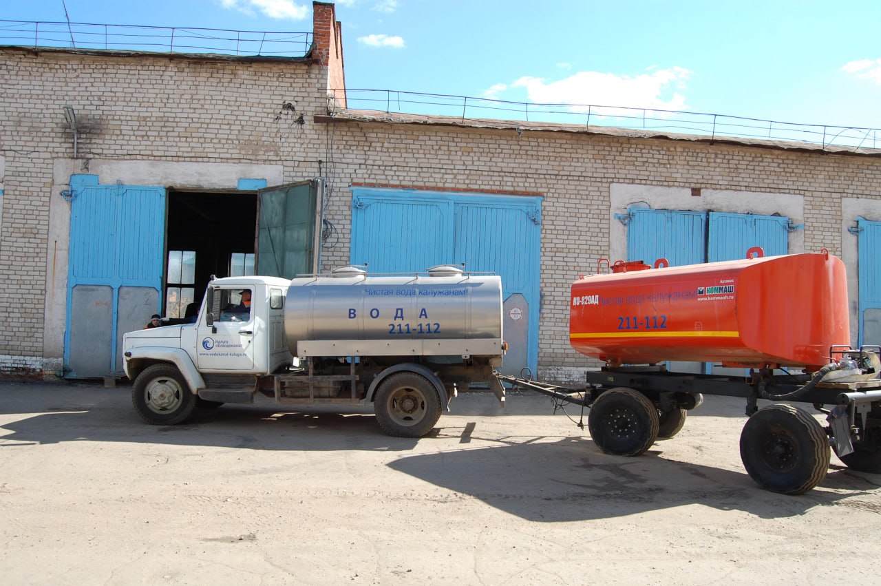 На север Калуги поехали водовозки