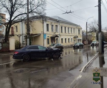 Водитель «Мерседеса» сбил пешехода на тротуаре в Калуге