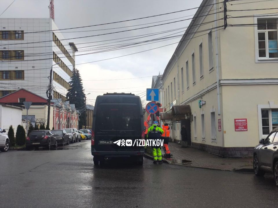 Знаки «Одностороннее движение» и «Остановка запрещена» установили на улице Кропоткина в Калуге