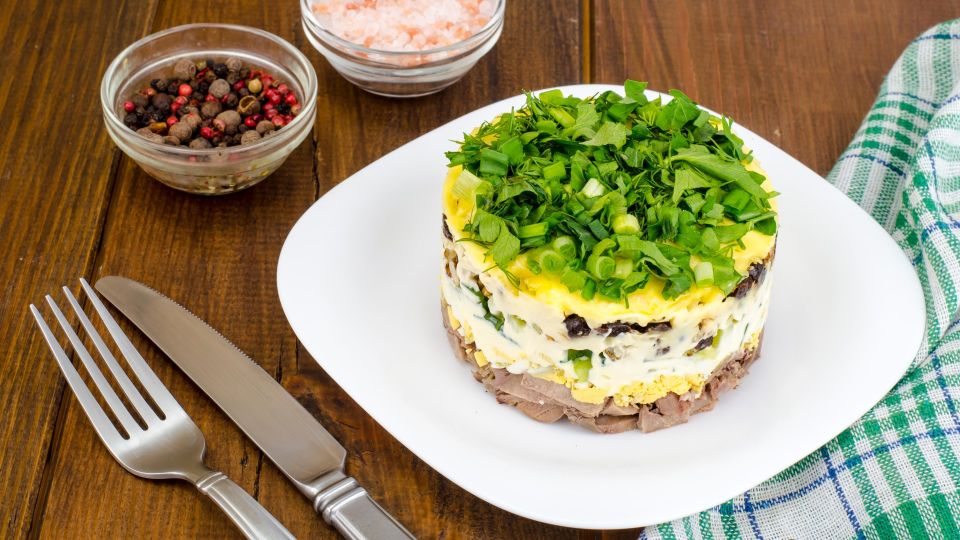 Кулинарный шедевр из консервов: домочадцы оценят этот салат со скумбрией