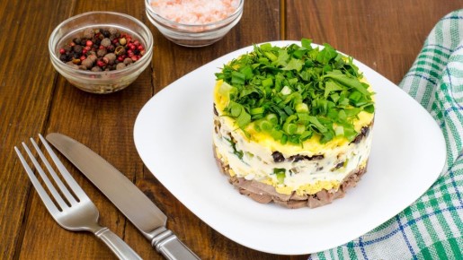 Кулинарный шедевр из консервов: домочадцы оценят этот салат со скумбрией