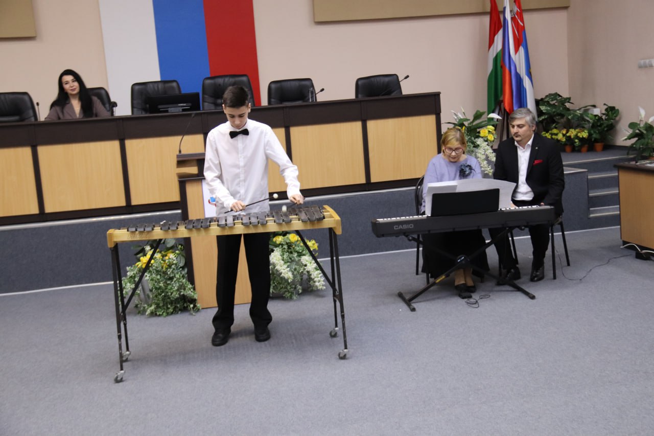 Учащимся детских школ искусств вручили свидетельства о присуждении именных стипендий Учащимся детских школ искусств вручили свидетельства о присуждении именных стипендий