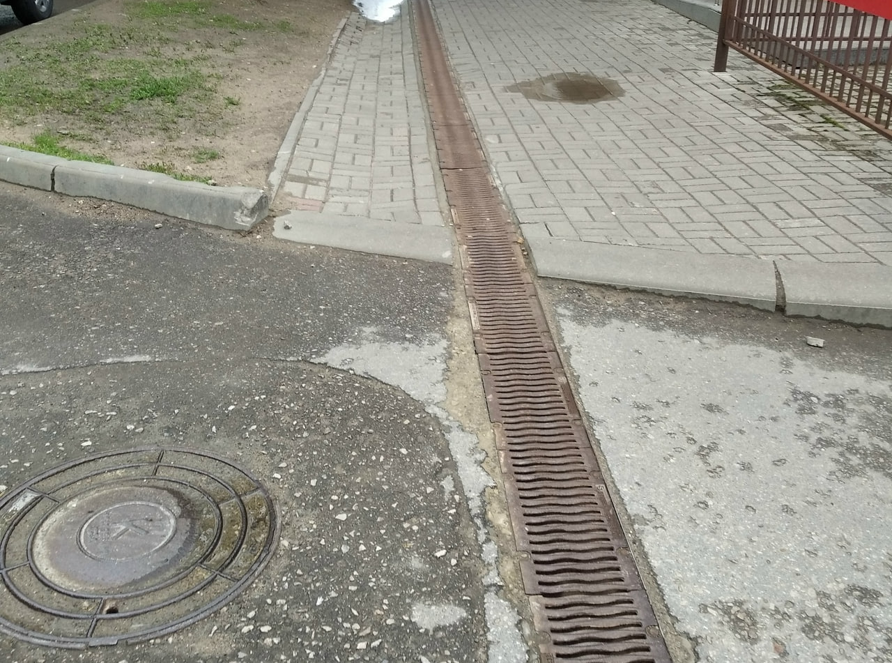 В Калуге проложили ливнёвку посередине тротуара В Калуге проложили ливнёвку посередине тротуара