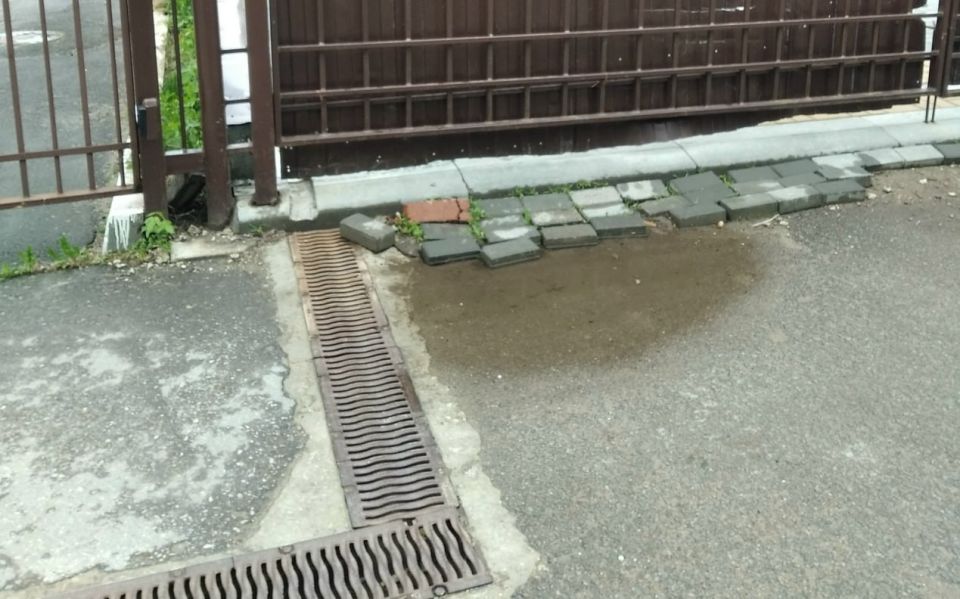 В Калуге проложили ливнёвку посередине тротуара