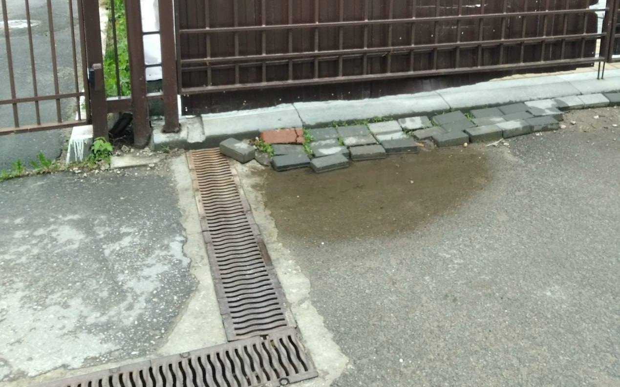 В Калуге проложили ливнёвку посередине тротуара