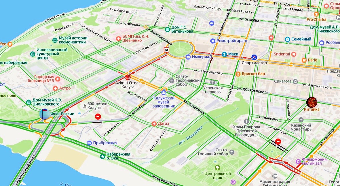 Поломка машины и ДТП перекрыли движение по улице Гагарина в Калуге