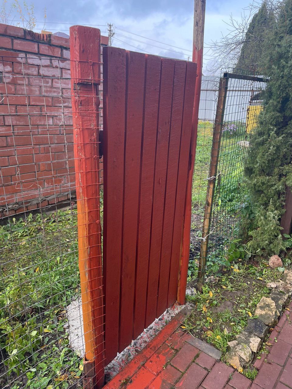 Суд заставил калужанина построить калитку