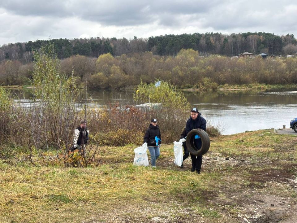 У Воробьевской переправы в Калуге провели уборку территории