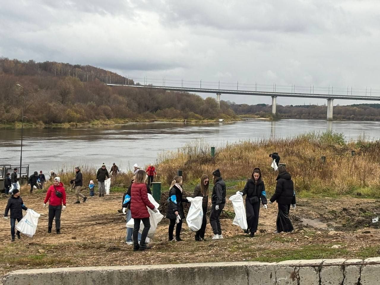Мост через Оку развели. Понтонный мост, соединявший берега Оки в створе Воробьевской улицы, разведен и отправлен на зимовку Мост через Оку развели. Понтонный мост, соединявший берега Оки в створе Воробьевской улицы, разведен и отправлен на зимовку
