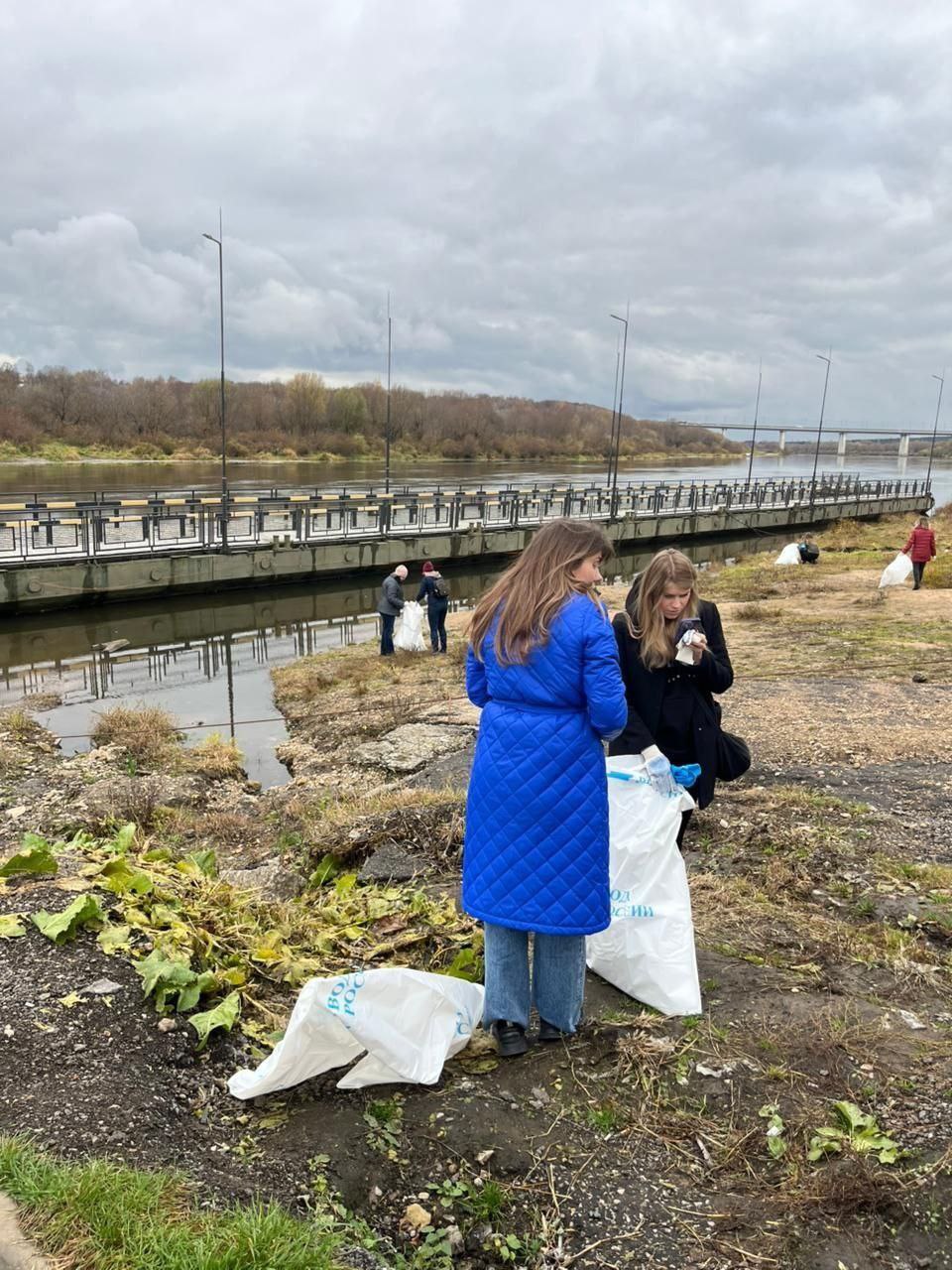 Мост через Оку развели. Понтонный мост, соединявший берега Оки в створе Воробьевской улицы, разведен и отправлен на зимовку