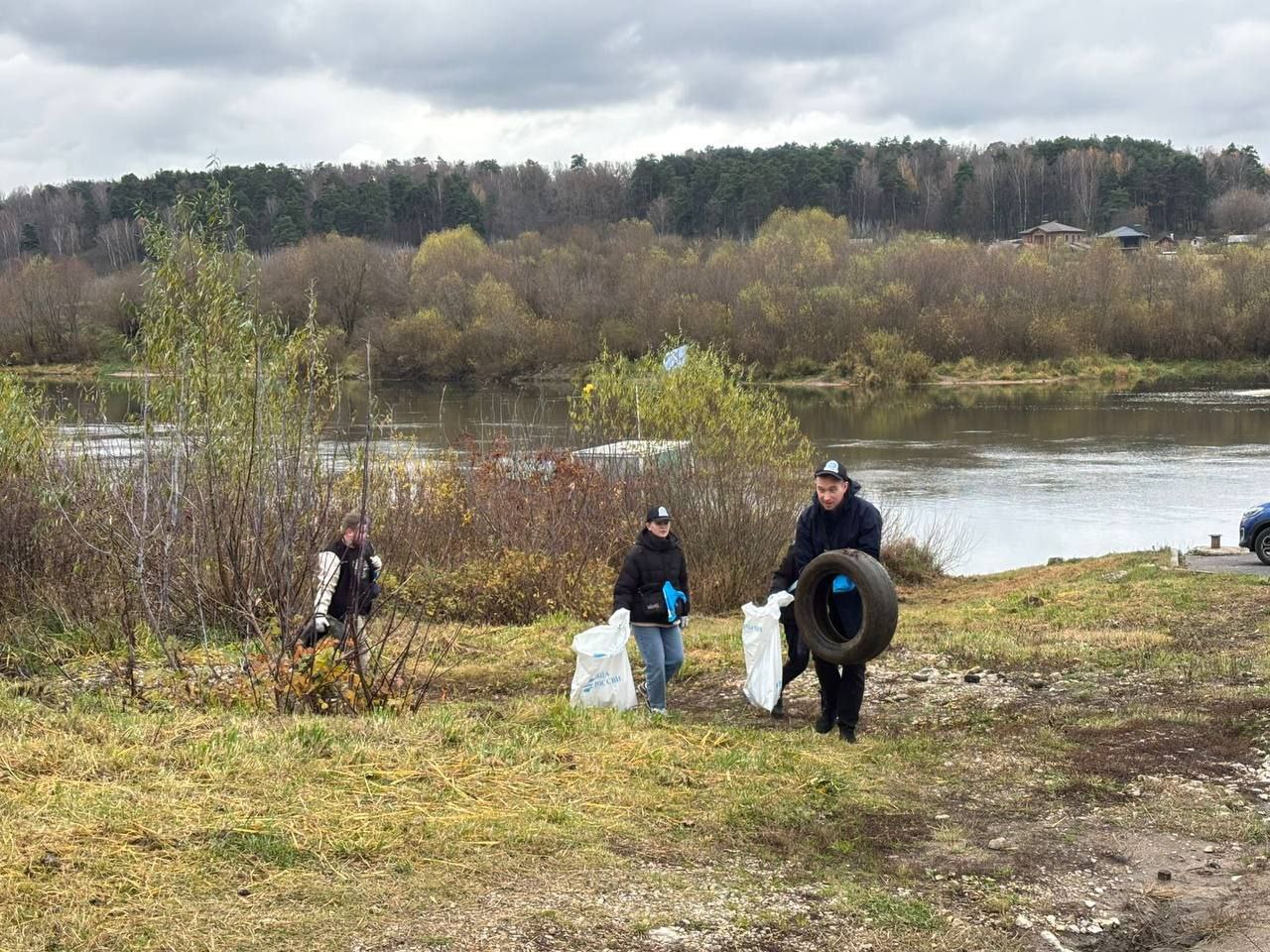Мост через Оку развели. Понтонный мост, соединявший берега Оки в створе Воробьевской улицы, разведен и отправлен на зимовку Мост через Оку развели. Понтонный мост, соединявший берега Оки в створе Воробьевской улицы, разведен и отправлен на зимовку