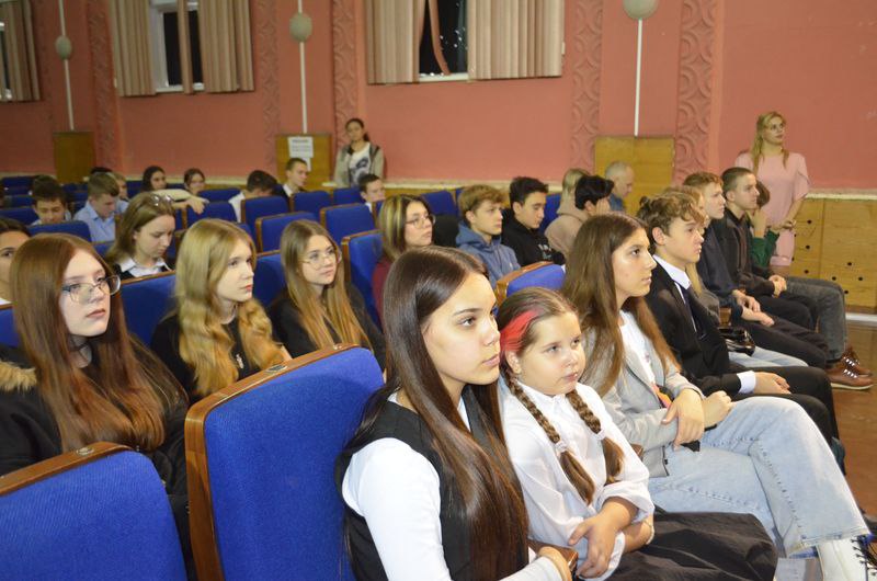 Сотрудники ОМВД России по Малоярославецкому району совместно с общественниками провели встречу со старшеклассниками Сотрудники ОМВД России по Малоярославецкому району совместно с общественниками провели встречу со старшеклассниками