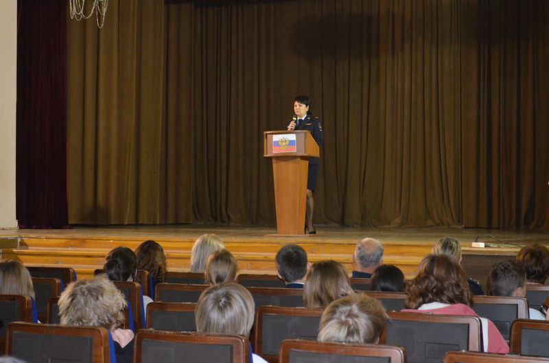 Сотрудники ОМВД России по Малоярославецкому району совместно с общественниками провели встречу со старшеклассниками Сотрудники ОМВД России по Малоярославецкому району совместно с общественниками провели встречу со старшеклассниками