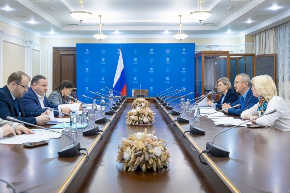 Губернатор провёл рабочую встречу с министром труда и соцзащиты РФ Антоном Котяковым