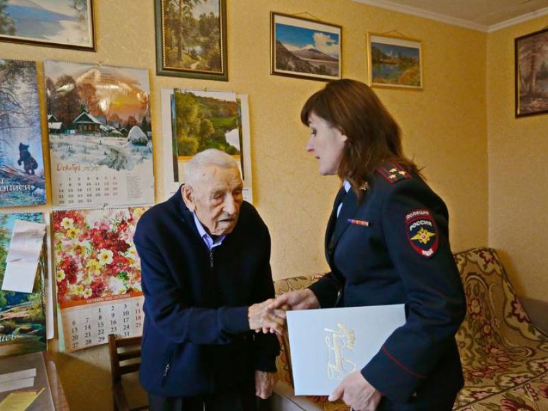 Сотрудники Калужской полиции поздравили ветерана Великой Отечественной войны и органов внутренних дел Михаила Артемьевича Жуйкова со 101-летием