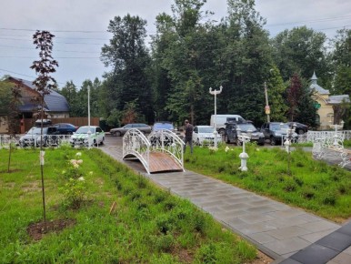 Новое место для прогулок и фото: у ЗАГСа в Малоярославце открыли обновленный сквер