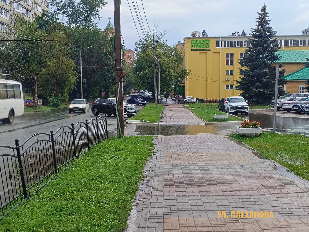 Не пройти, не проехать: калужан возмутило большое количество луж в городе
