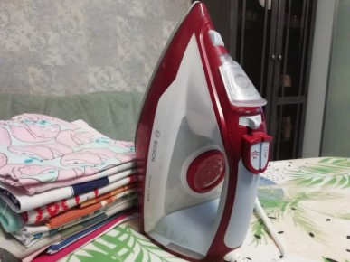 Как часто чистить утюг, чтобы не портить одежду во время глажки: дельный совет