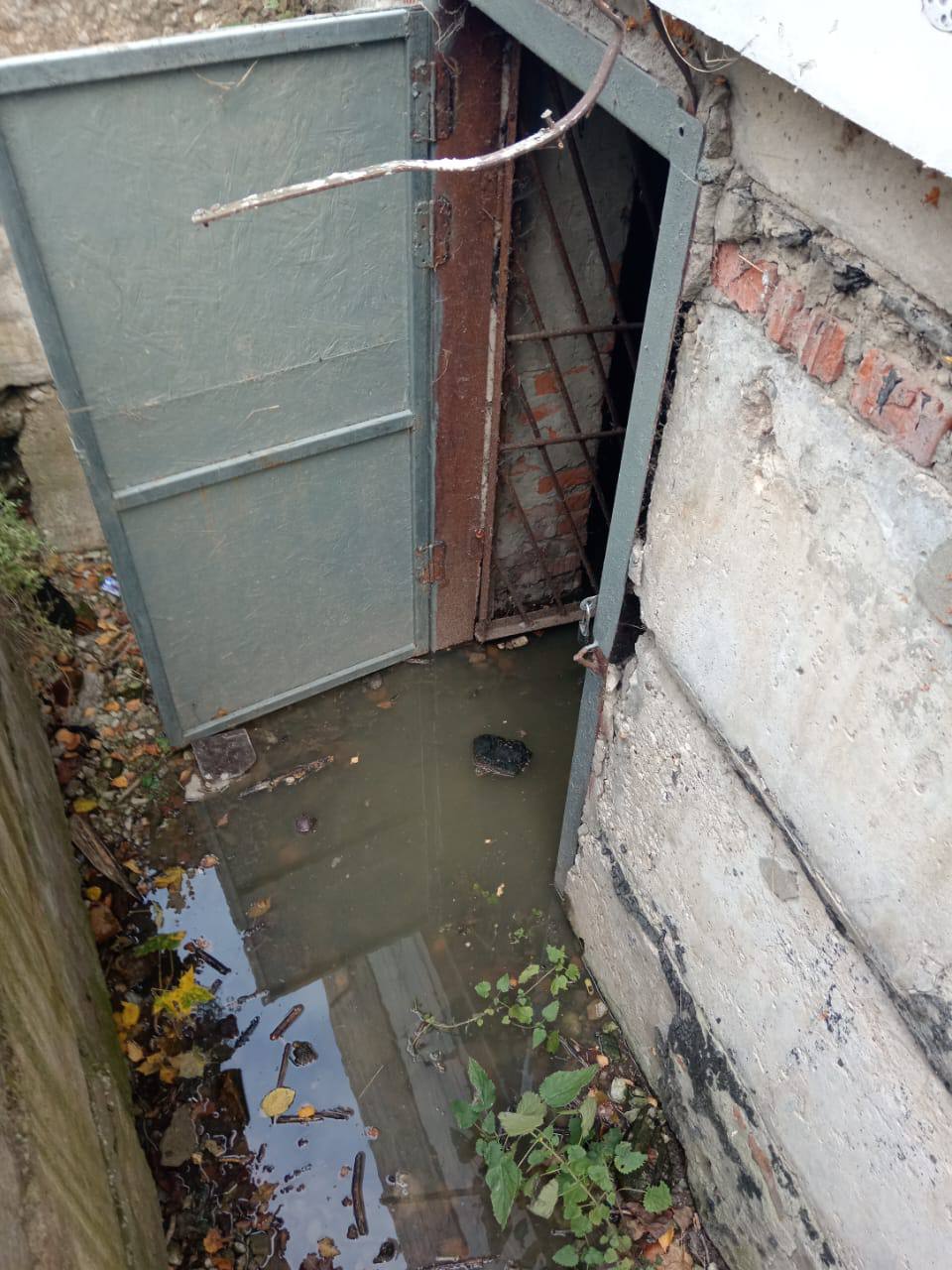 Дом в критической ситуации: в Калужской области затопило подвал