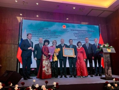 Орден Дружбы Социалистической Республики Вьетнам вручили Анатолию Артамонову