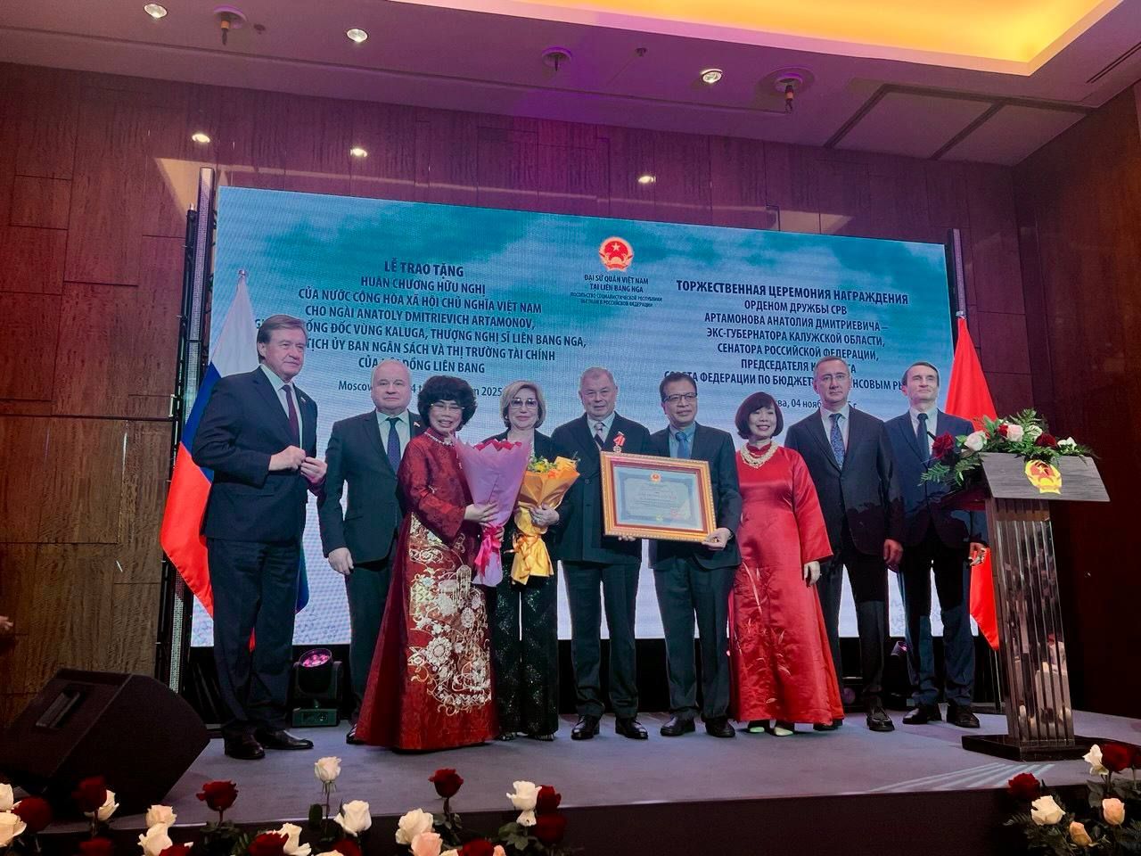 Орден Дружбы Социалистической Республики Вьетнам вручили Анатолию Артамонову