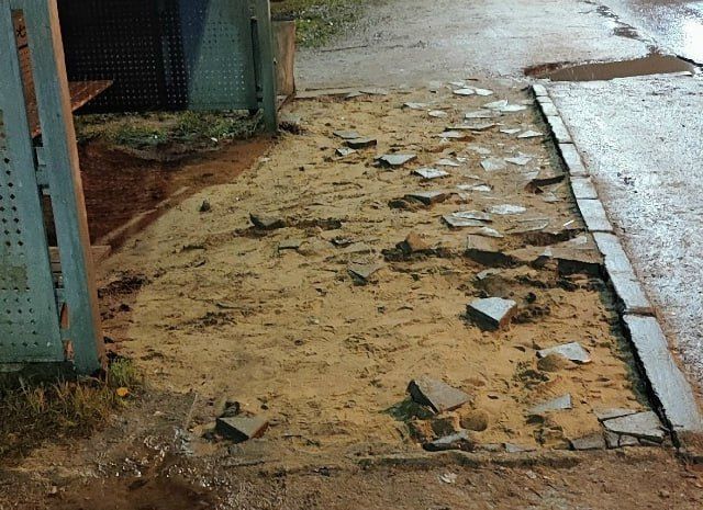 Калужанка требует решить проблему с ремонтом остановки на Тарутинской Калужанка требует решить проблему с ремонтом остановки на Тарутинской