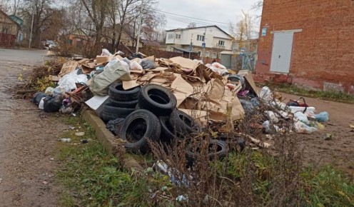 В Калуге ликвидируют несанкционированную свалку на Хрустальной