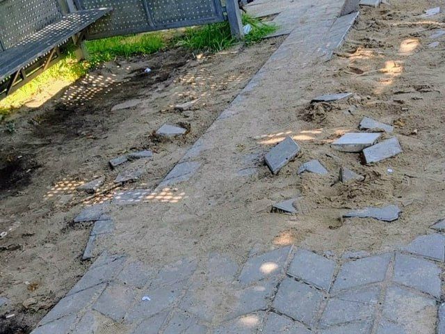 Калужанка требует решить проблему с ремонтом остановки на Тарутинской