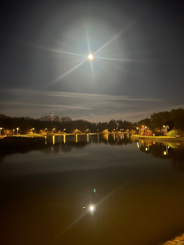 Наблюдаете сегодня большую Луну? Наблюдаете сегодня большую Луну?