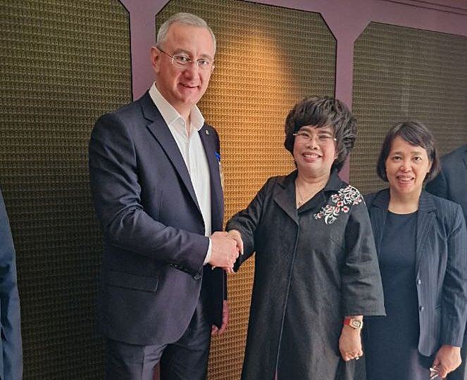 Калужский губернатор поздравил предпринимательницу из Вьетнама с наградой