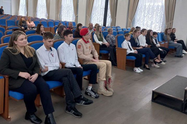 В Калужской области сотрудники полиции приняли участие в торжественной церемонии вручения паспортов гражданина Российской Федерации активистам «Движения первых» В Калужской области сотрудники полиции приняли участие в торжественной церемонии вручения паспортов гражданина Российской Федерации активистам «Движения первых»