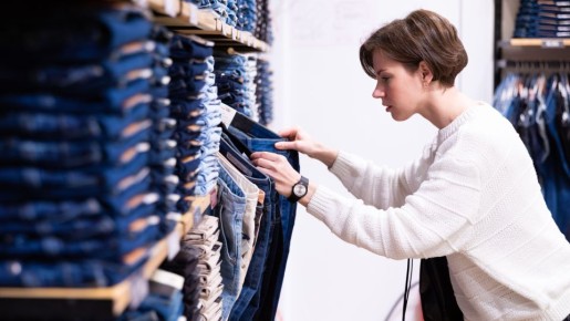 Не облегают и хорошо сидят на любой талии: эти джинсы станут хитом в 2023 году