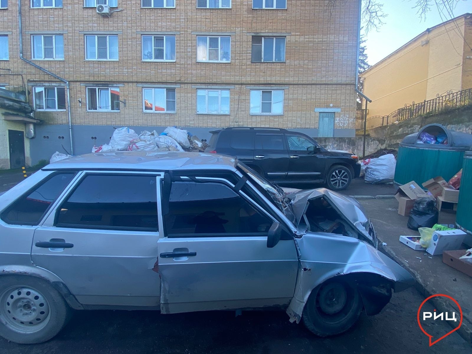 Лихач снес столб и бросил машину Лихач снес столб и бросил машину