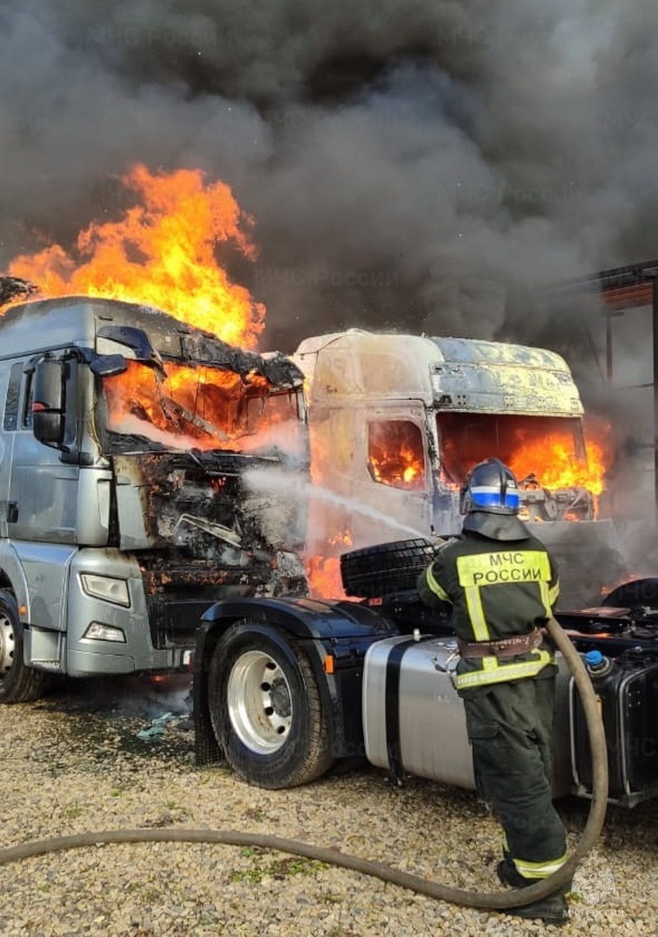 Восемь автомобилей повреждено огнем во время пожара на автостоянке