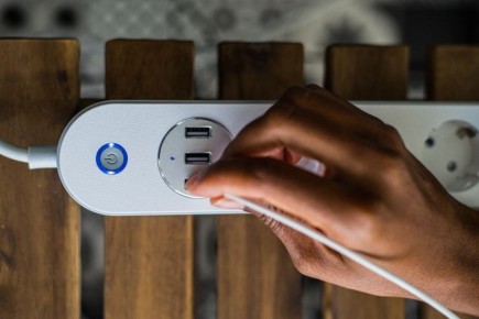 Сократите расходы на электроэнергию: 5 приборов, которые стоит выключать из розетки