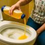 Вы все еще тратите деньги на химические средства для уборки? Узнайте, как небольшой трюк избавит вас от проблем с чистотой туалета!