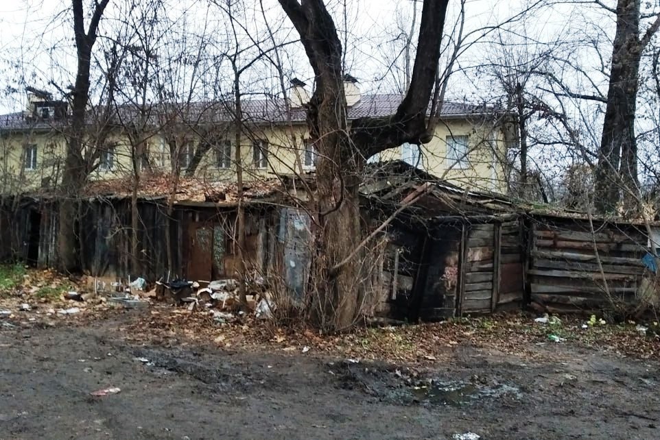 Житель Калуги пожаловался на сараи и отсутствие тротуара на Больничной