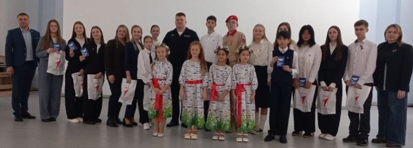 В Калужской области сотрудники полиции приняли участие в торжественной церемонии вручения паспортов гражданина Российской Федерации активистам «Движения первых»