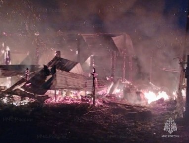 В Калужской области пожар уничтожил сельхозпостройку