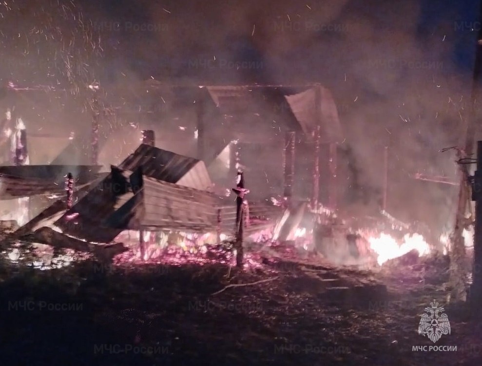 В Калужской области пожар уничтожил сельхозпостройку