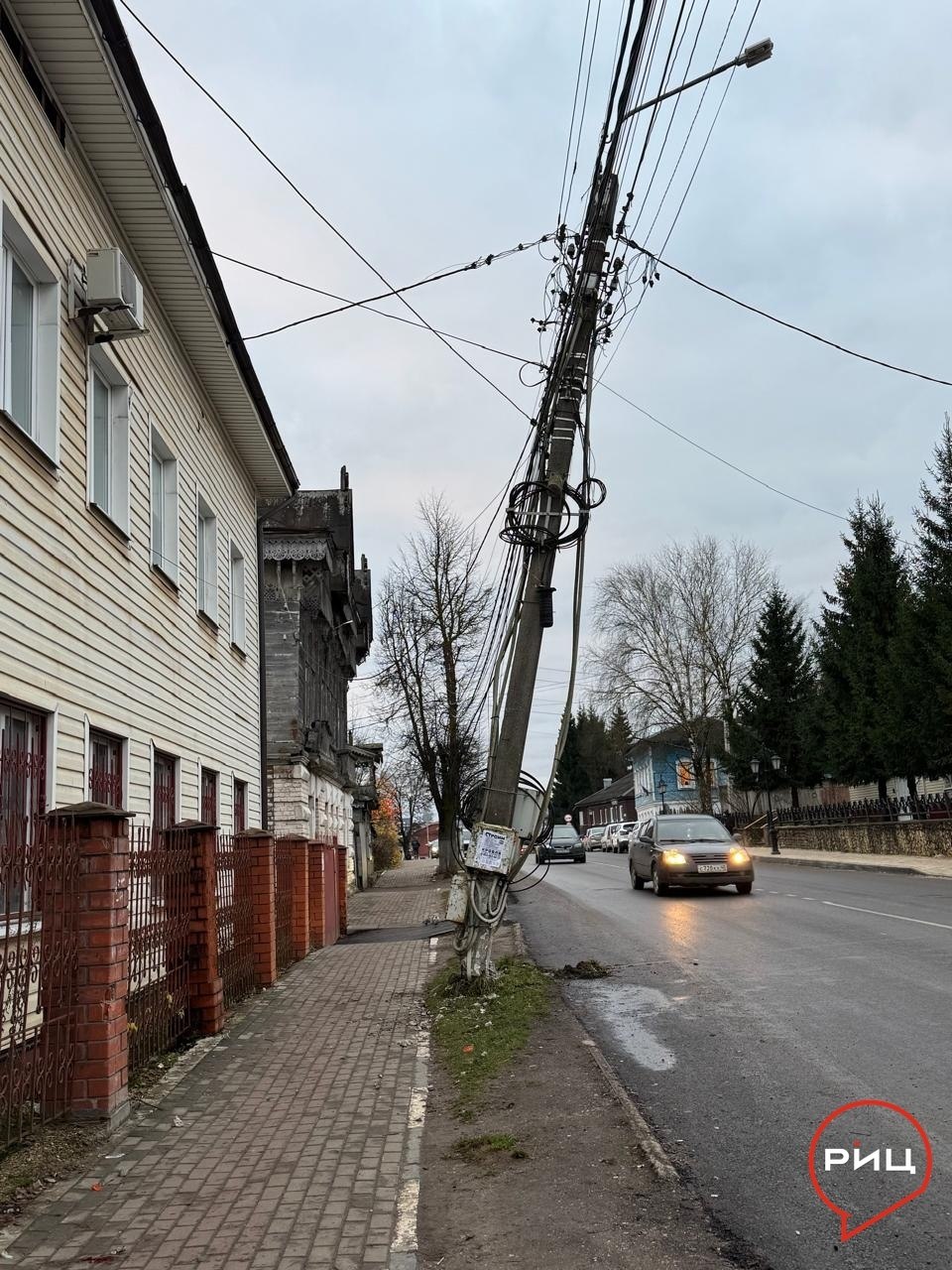 Лихач снес столб и бросил машину