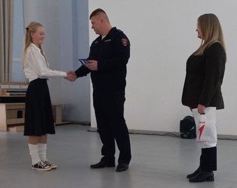 В Калужской области сотрудники полиции приняли участие в торжественной церемонии вручения паспортов гражданина Российской Федерации активистам «Движения первых» В Калужской области сотрудники полиции приняли участие в торжественной церемонии вручения паспортов гражданина Российской Федерации активистам «Движения первых»