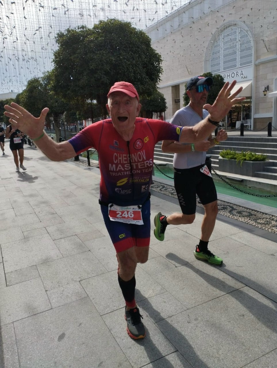 79-летний калужанин принял участие в соревнованиях по триатлону в Турции 79-летний калужанин принял участие в соревнованиях по триатлону в Турции