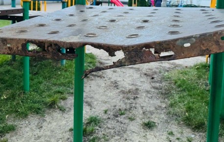 В Калуге уберут аварийные части детской площадки