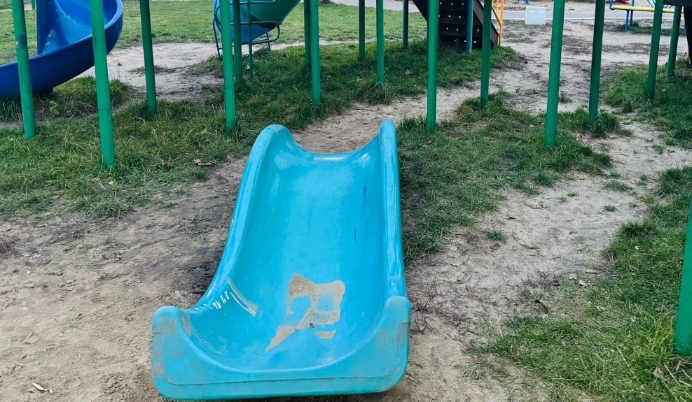 В Калуге уберут аварийные части детской площадки В Калуге уберут аварийные части детской площадки