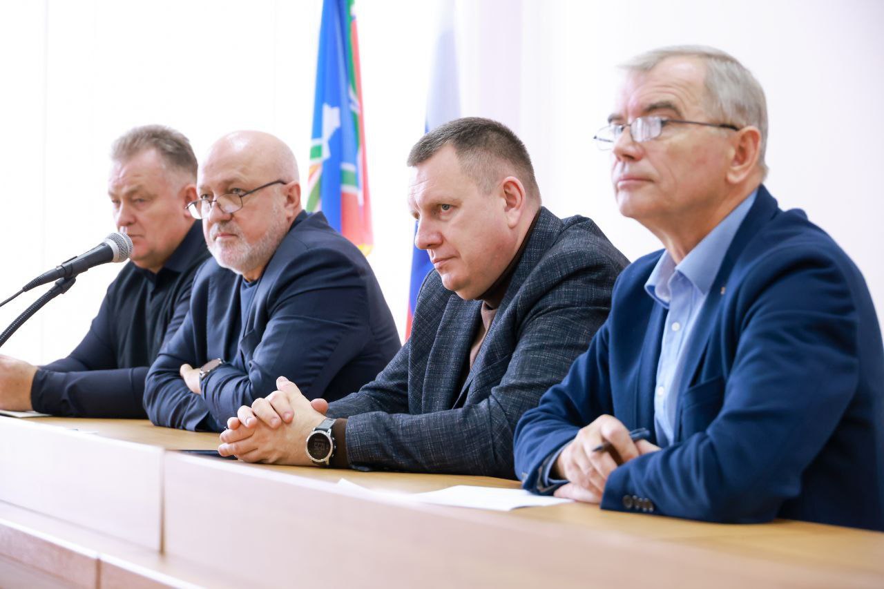 Как и обещал ранее, сегодня приехал в Людиново на встречу с депутатами Думы вместе с руководителем ГП «Калугаоблводоканал» Юрием Петрушиным