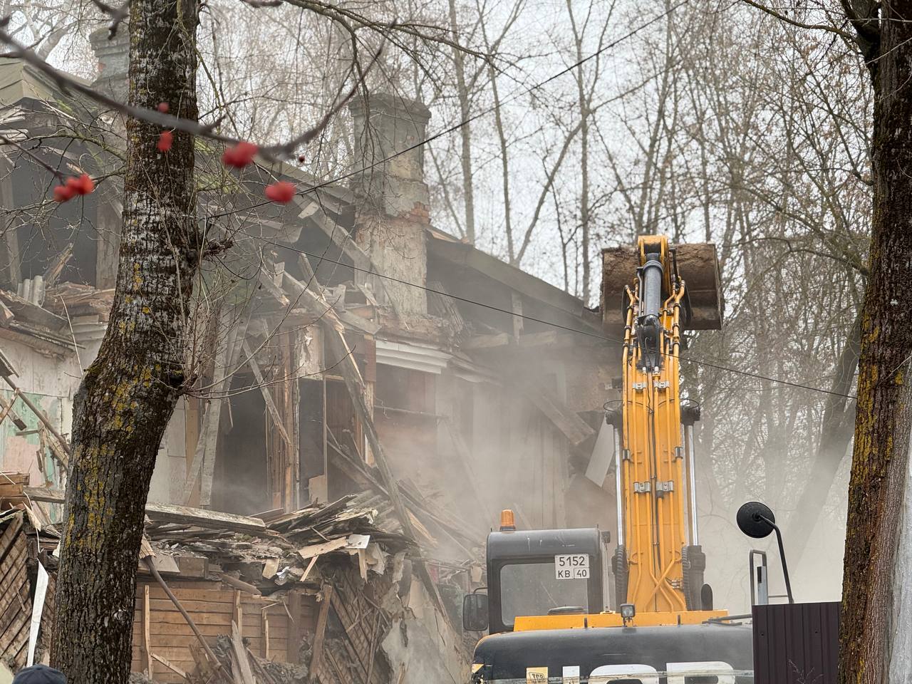 В Калуге сносят еще один аварийный дом