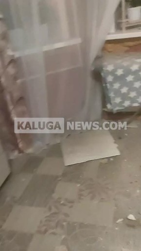 В жилом доме на окраине Калуги обрушился потолок