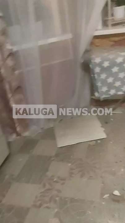 В жилом доме на окраине Калуги обрушился потолок